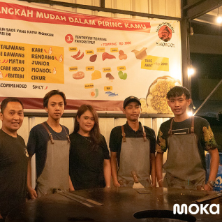 Pemilik bisnis Nasi Goreng Simongol yang viral karena cara memasak yang unik telah terbantu dengan aplikasi POS restoran Moka