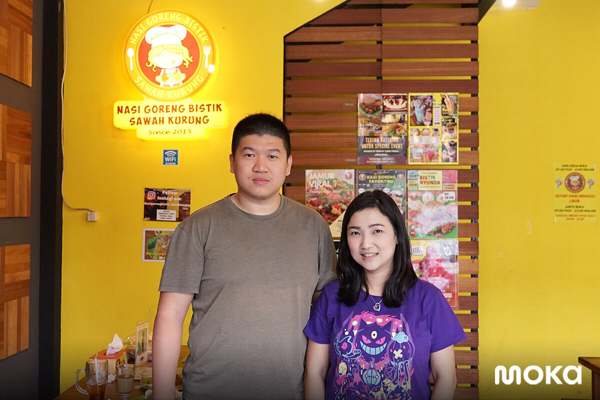 Kedua pemilik restoran Nasi Goreng Bistik Sawah Kurung yang memiliki banyak pelanggan dengan bantuan aplikasi POS restoran Moka