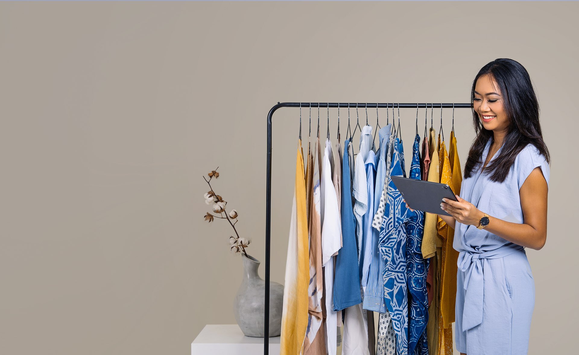 Pemilik bisnis retail fashion yang sedang merekap laporan penjualan harian dan bulanannya menggunakan aplikasi POS Moka.