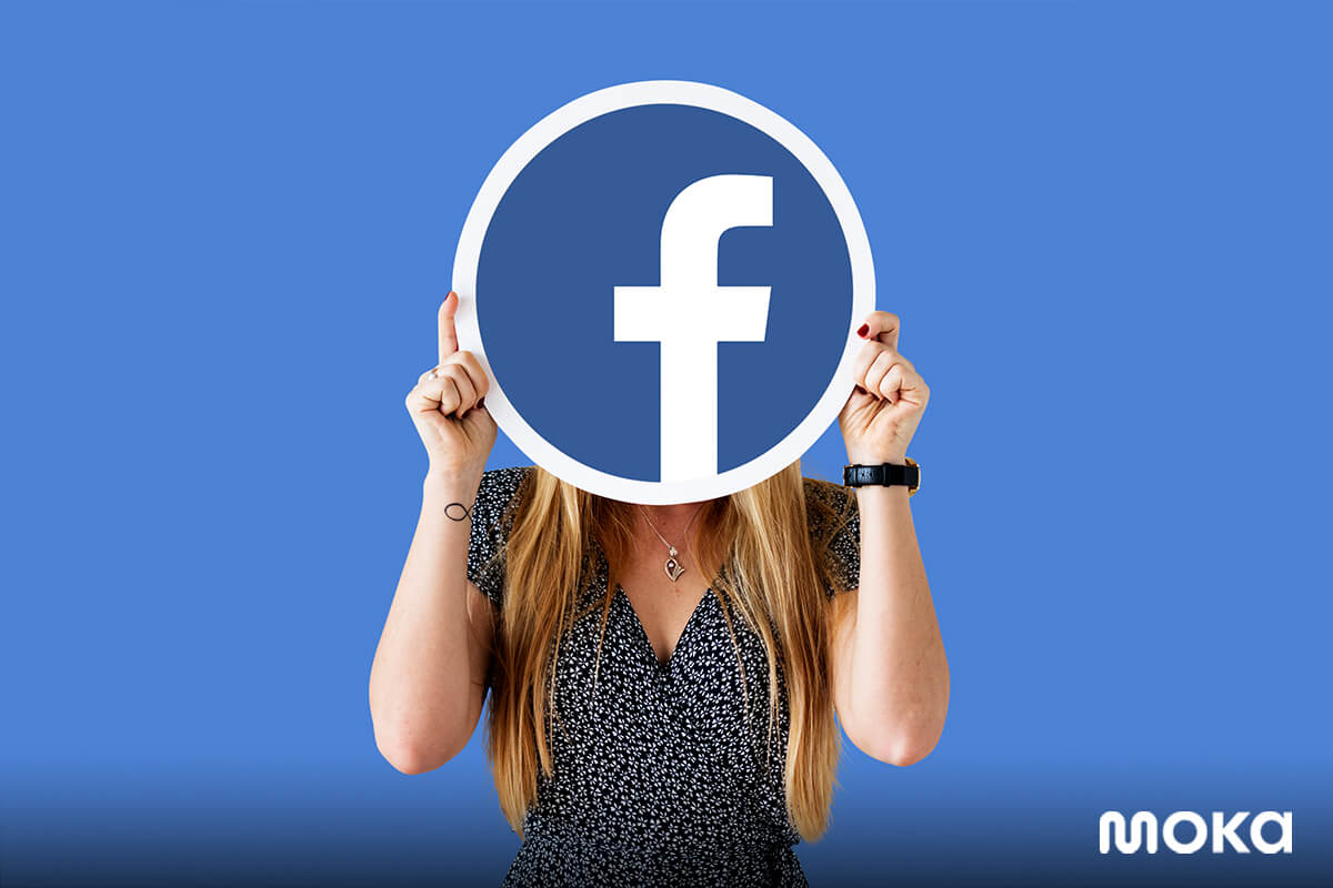 Papan pemberitahuan berlogo Facebook sebagai kanal penjualan usaha