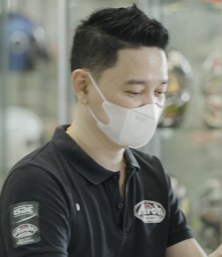 Agus, the owner of Juragan Helm business, uses Moka to check item stock, view sales reports, see turnover trends, and more.